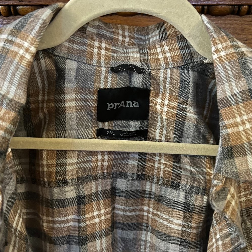 Prana Edgewater shirt in Pumpernickel, size Small